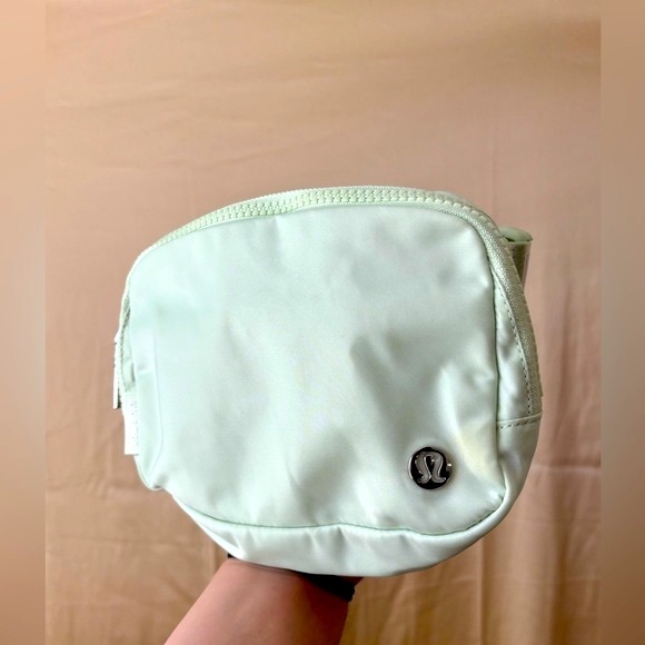 Lululemon💎KOHLRABI GREEN Everywhere Belt Bag 1L💎RARE💎PRISTINE NWOT!! - Picture 7 of 11